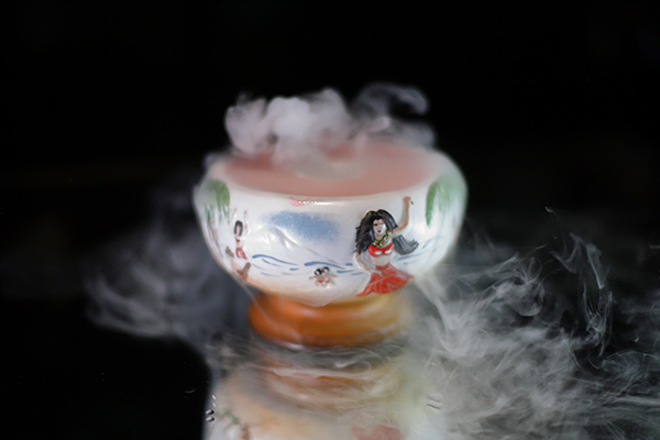 Cóctel Mai Tai Hawaika servido en vaso tiki en Valencia