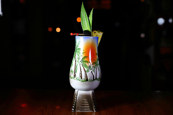Cóctel Mai Tai Hawaika servido en vaso tiki en Valencia