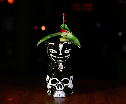 Cóctel Zombie Tiki intenso en bar tiki Valencia